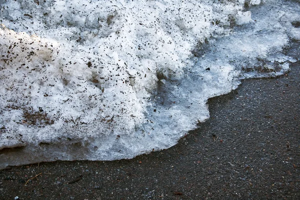 Smältande snö på vägen — Stockfoto