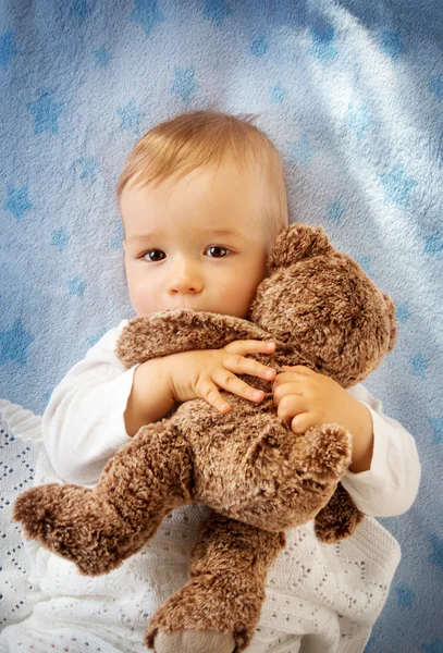一岁的小孩抱着一只泰迪熊 — 图库照片