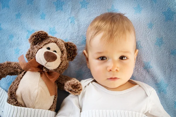 Um ano de idade bebê com um ursinho de pelúcia — Fotografia de Stock