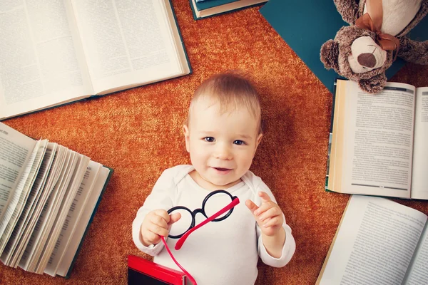 Bebé de un año con gafas y un osito de peluche — Foto de Stock