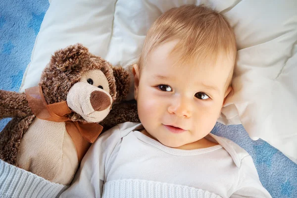 Bebé de un año con un osito de peluche —  Fotos de Stock