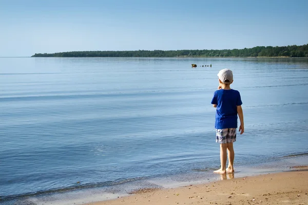 En pojke på stranden — Stockfoto