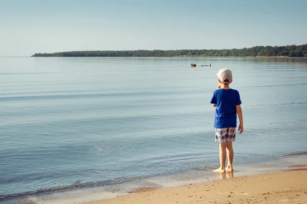 En pojke på stranden — Stockfoto