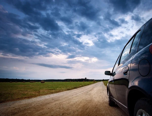 Carro na estrada de campo — Fotografia de Stock