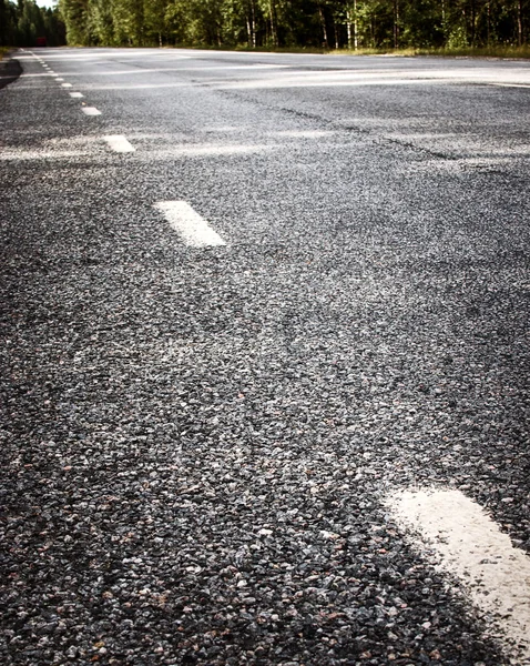Estrada de asfalto e linhas divisórias — Fotografia de Stock