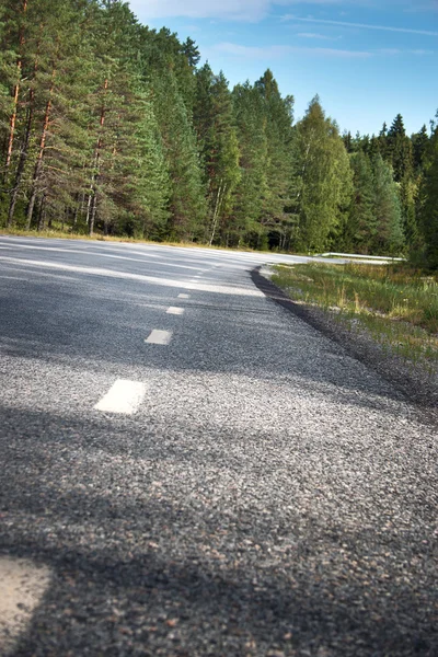 Asfalt yolu ve ayrık çizgiler — Stok fotoğraf