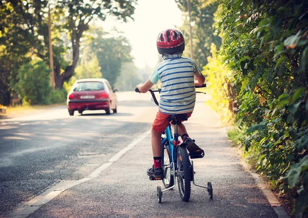 Chłopiec na rowerze na chodniku — Zdjęcie stockowe