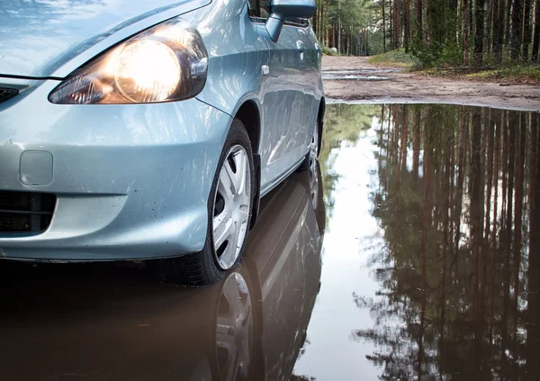 Auto na polní cestě — Stock fotografie