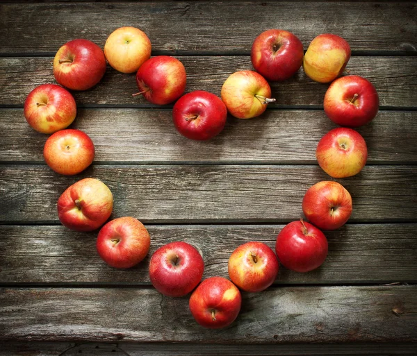Μήλα σε σχήμα καρδιάς — Φωτογραφία Αρχείου