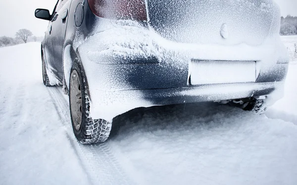 雪路上的车 — 图库照片