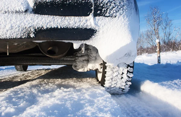 Närbild av bildäck på vintern morgon — Stockfoto