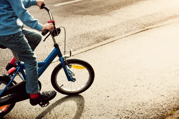 Chlapec na kole — Stock fotografie