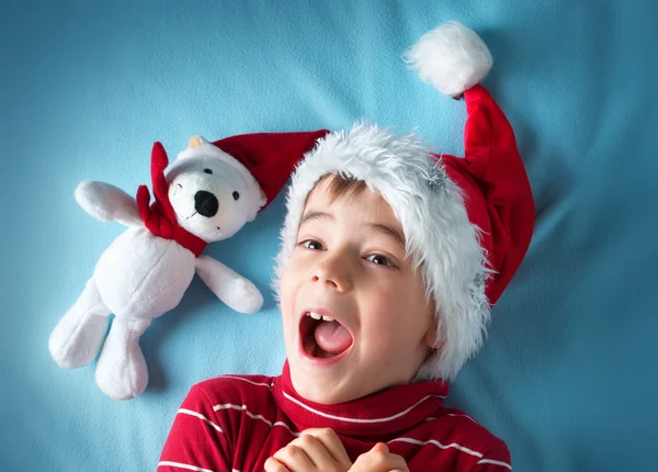 산타 클로스 모자 블루 바탕에 화이트 베어와 함께 행복 한 소년 — 스톡 사진