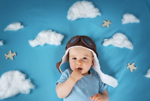 Çocuk battaniye var beyaz bulutlar ile yalan — Stok fotoğraf