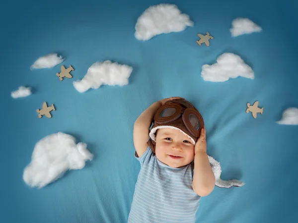 Niño acostado en una manta con nubes blancas —  Fotos de Stock