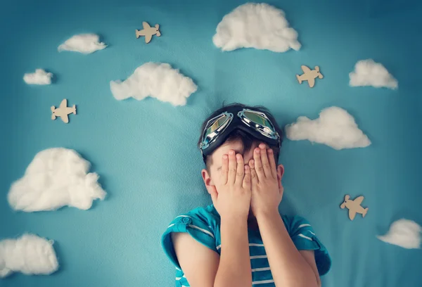 Niño acostado en una manta con nubes blancas —  Fotos de Stock