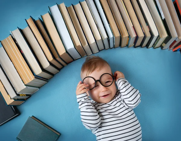 Roczne dziecko z okularami i książkami — Zdjęcie stockowe