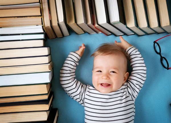 Однорічна дитина з клаптиками та книгами — стокове фото