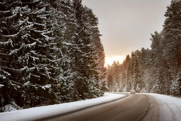 Autó hóval borított úton — Stock Fotó