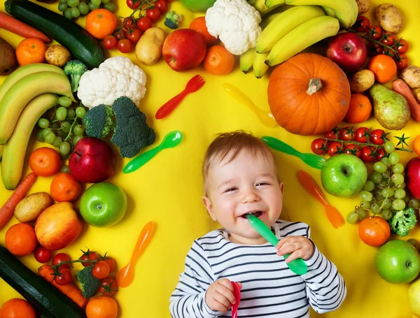 Bebé rodeado de frutas y verduras —  Fotos de Stock