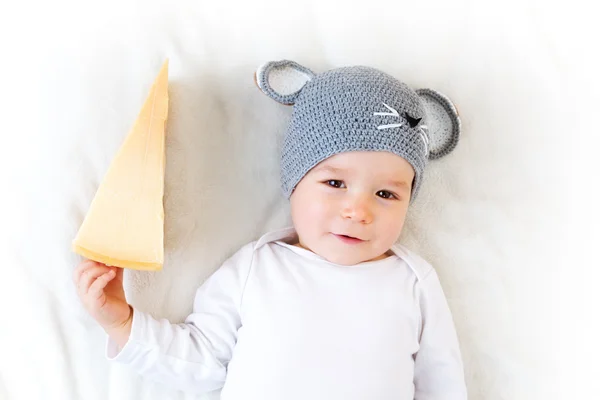 Niño en sombrero de ratón acostado en manta con queso —  Fotos de Stock