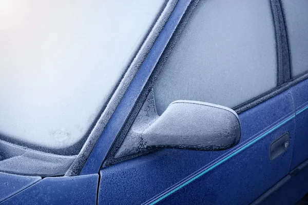 Ventana del coche y espejo lateral cubierto de hielo por la mañana — Foto de Stock