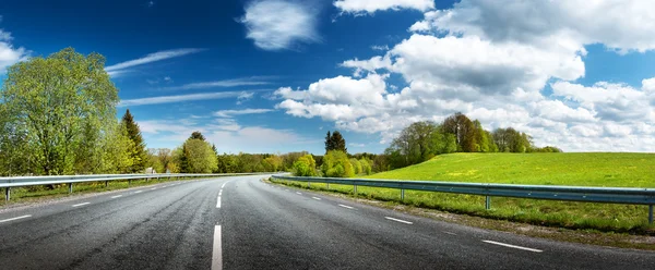 Road panorama solig vårdag — Stockfoto