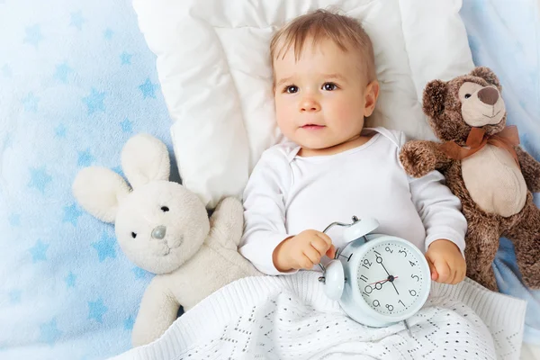 Çalar saat ile bir yaşında bebek — Stok fotoğraf