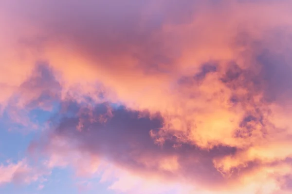 Nuvens dramáticas ao entardecer — Fotografia de Stock