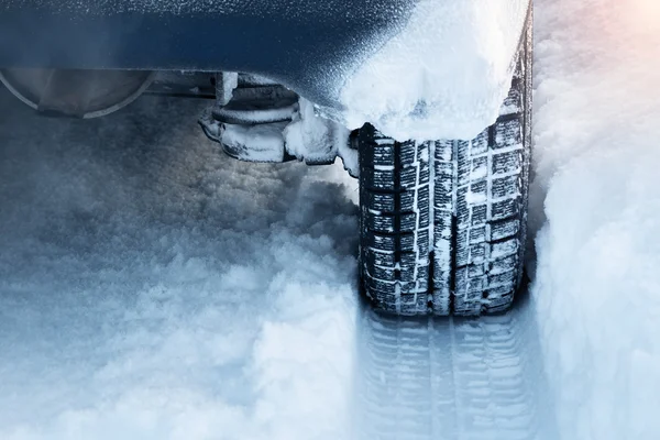 Primer plano de los neumáticos del coche en invierno —  Fotos de Stock