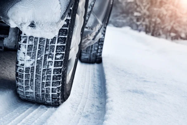 Närbild av bildäck i vinter — Stockfoto