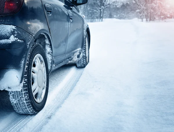 Крупним планом автомобільні шини взимку — стокове фото