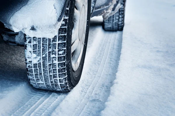 Primer plano de los neumáticos del coche en invierno —  Fotos de Stock