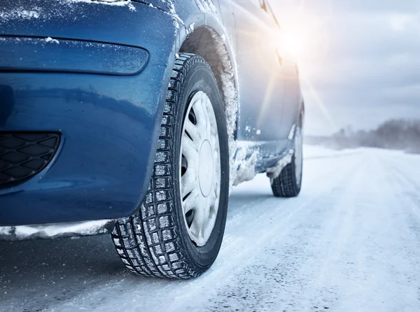 Primo piano degli pneumatici per auto in inverno — Foto Stock