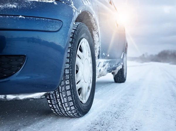 Nahaufnahme von Autoreifen im Winter — Stockfoto