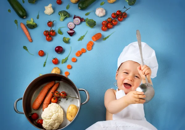 男婴在厨师帽与烹饪锅和蔬菜 — 图库照片