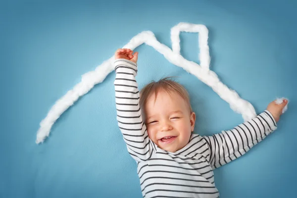 Liten pojke med formen på hus — Stockfoto