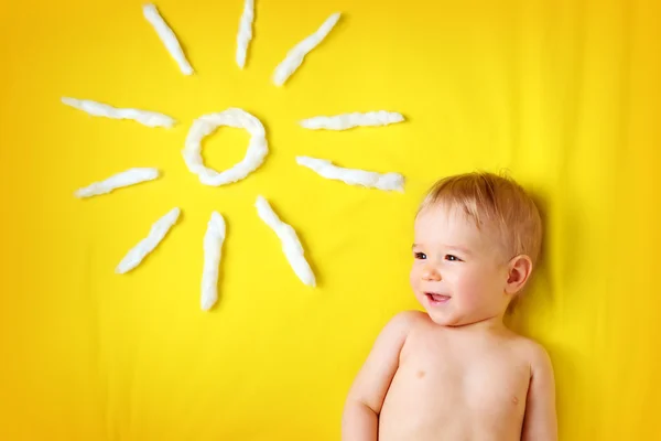 小男孩和太阳形状 — 图库照片