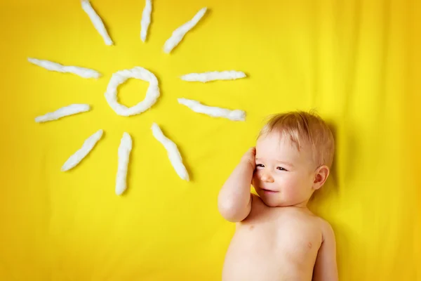 Niño pequeño con gafas de sol y forma de sol —  Fotos de Stock