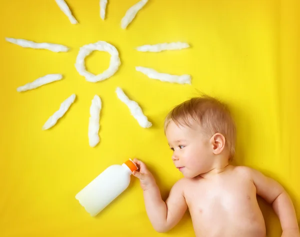 Malý chlapec s sluneční brýle a slunce tvar — Stock fotografie