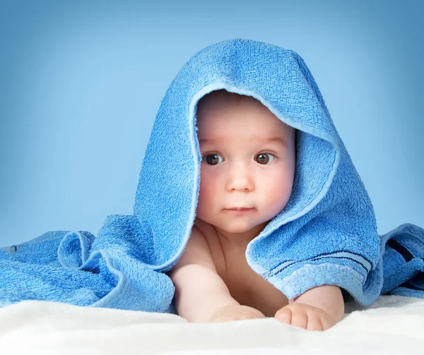 Симпатичный ребенок в полотенце — стоковое фото