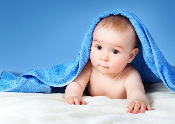 Bebê bonito em uma toalha — Fotografia de Stock