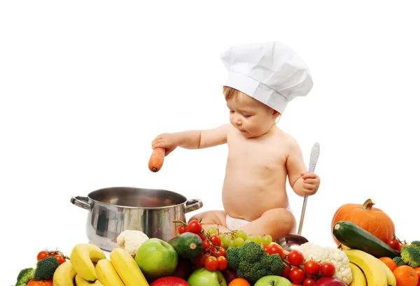 Menino em chapéu de chef com panela de cozinha e legumes — Fotografia de Stock