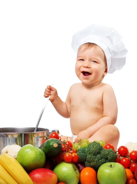 Menino em chapéu de chef com panela de cozinha e legumes — Fotografia de Stock