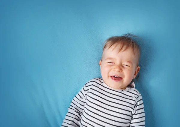 Anak kecil di latar belakang selimut biru — Stok Foto