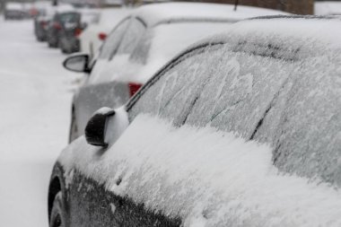 Kışın karla kaplı ve buzlu araba, yan manzara