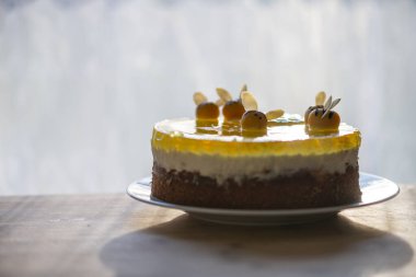 Masada bal ve arı ile nefis bir pasta