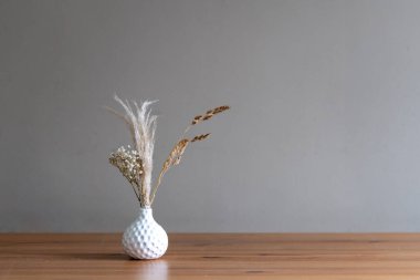 Kurumuş otlu beyaz vazo