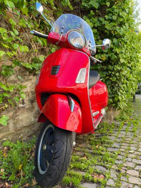  Eski şehrin dar sokakları için İtalyan scooter 'ı kırmızı yanıyor.