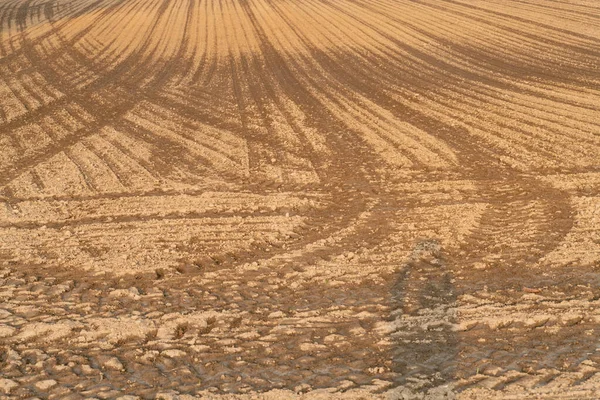 A dirt road. Freshly ploughed field with tyre tracks — Stock Photo, Image